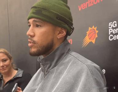 大气！布克谈送库里球鞋：“我送了库里鞋之后。”“他给我送了一块名贵的表。