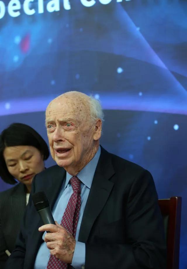 “DNA之父”詹姆斯・沃森认为，DNA结构显示黑人属未进化人种、智力低下，此言论