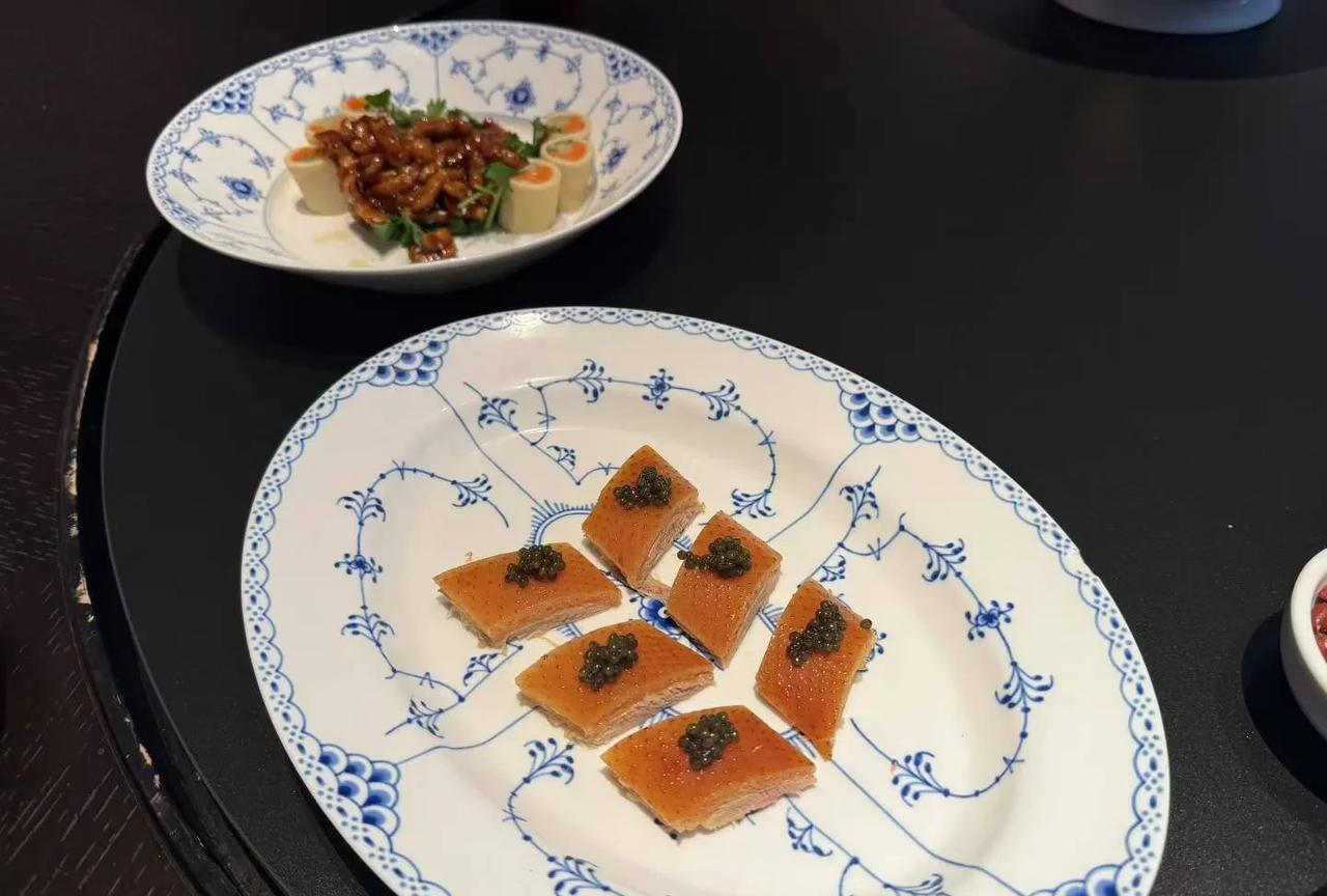 如果自己的朋友是体制外的，结婚时大摆酒席，摆了50桌，你作为党员领导干部，能不能