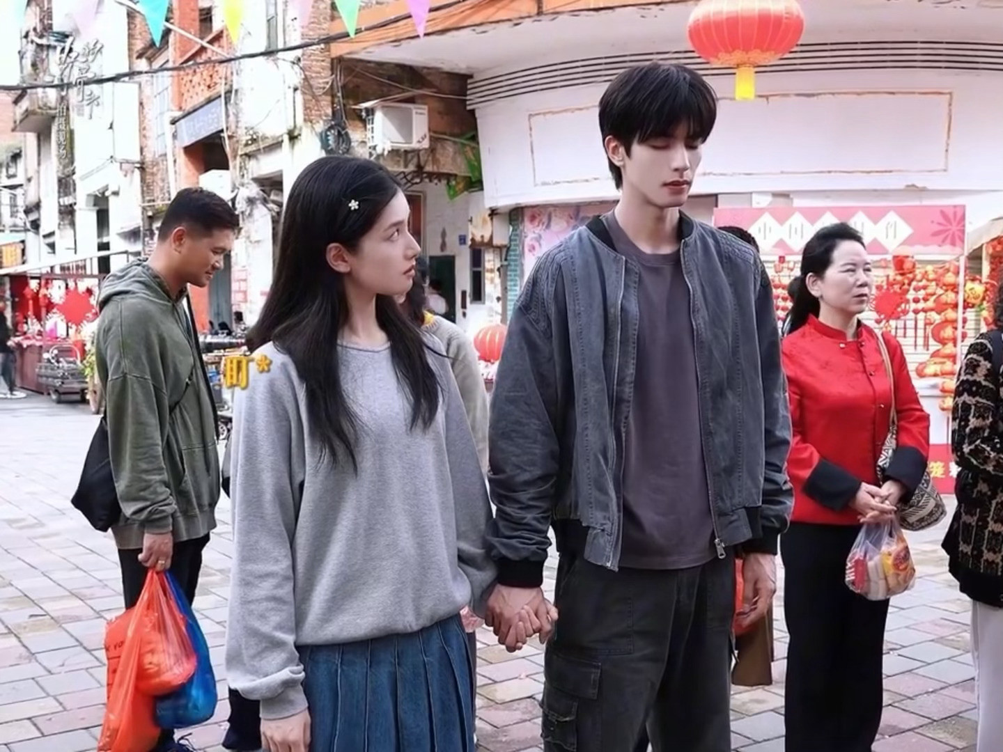 哎呦我们哥妹…一个在调皮一个在笑萌萌盯着哥的妹，闭眼也知道妹在盯着他的哥宋威龙张