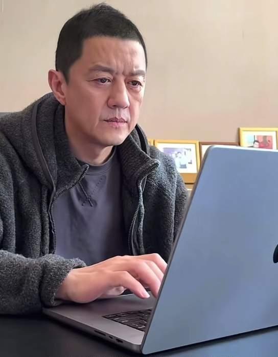 一个人只要开始“塌”，就会连锁反应百病齐发[无奈吐舌][汗]，比如李亚鹏。他因为欠