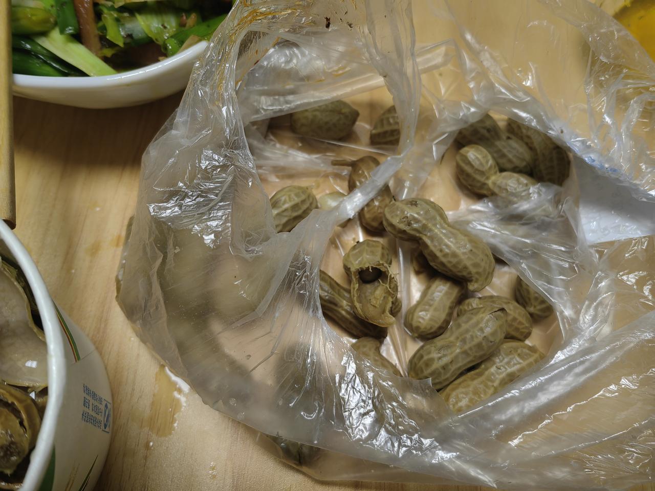 喝酒的人都喜欢磕煮花生，可是，你知道，老一辈人爱吃的煮花生不是这样的。我们小时候