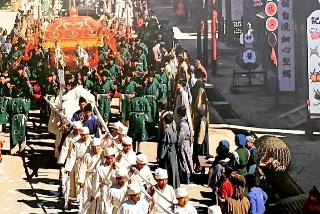 天色微明，宫门深处传出压抑的哭声。皇帝的灵柩停放在偏殿中央，宫人们屏息穿梭，一层