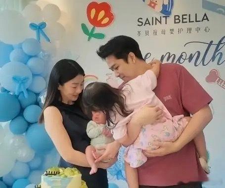 程晓玥分享一家四口合影，二胎儿子正脸长得好像爸爸，富二代帅老公抱着3岁女儿出镜，