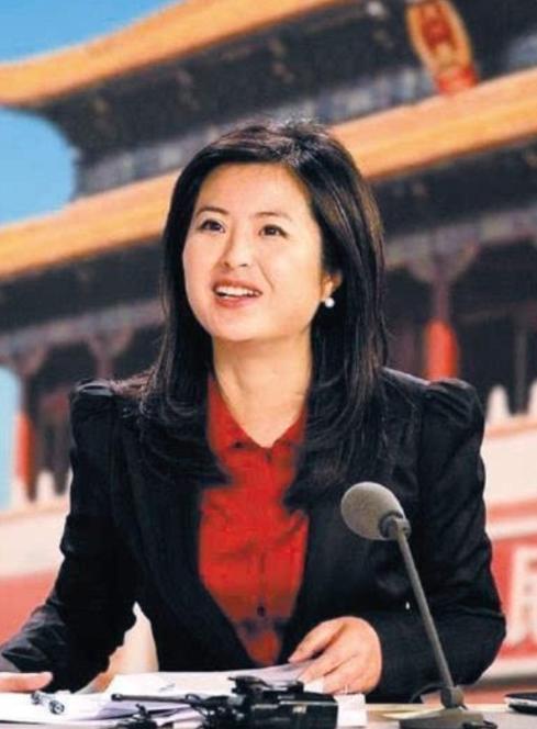 42岁的央视主持人张泉灵辞去工作后，趁着60岁的丈夫不注意，带着147万元存款，