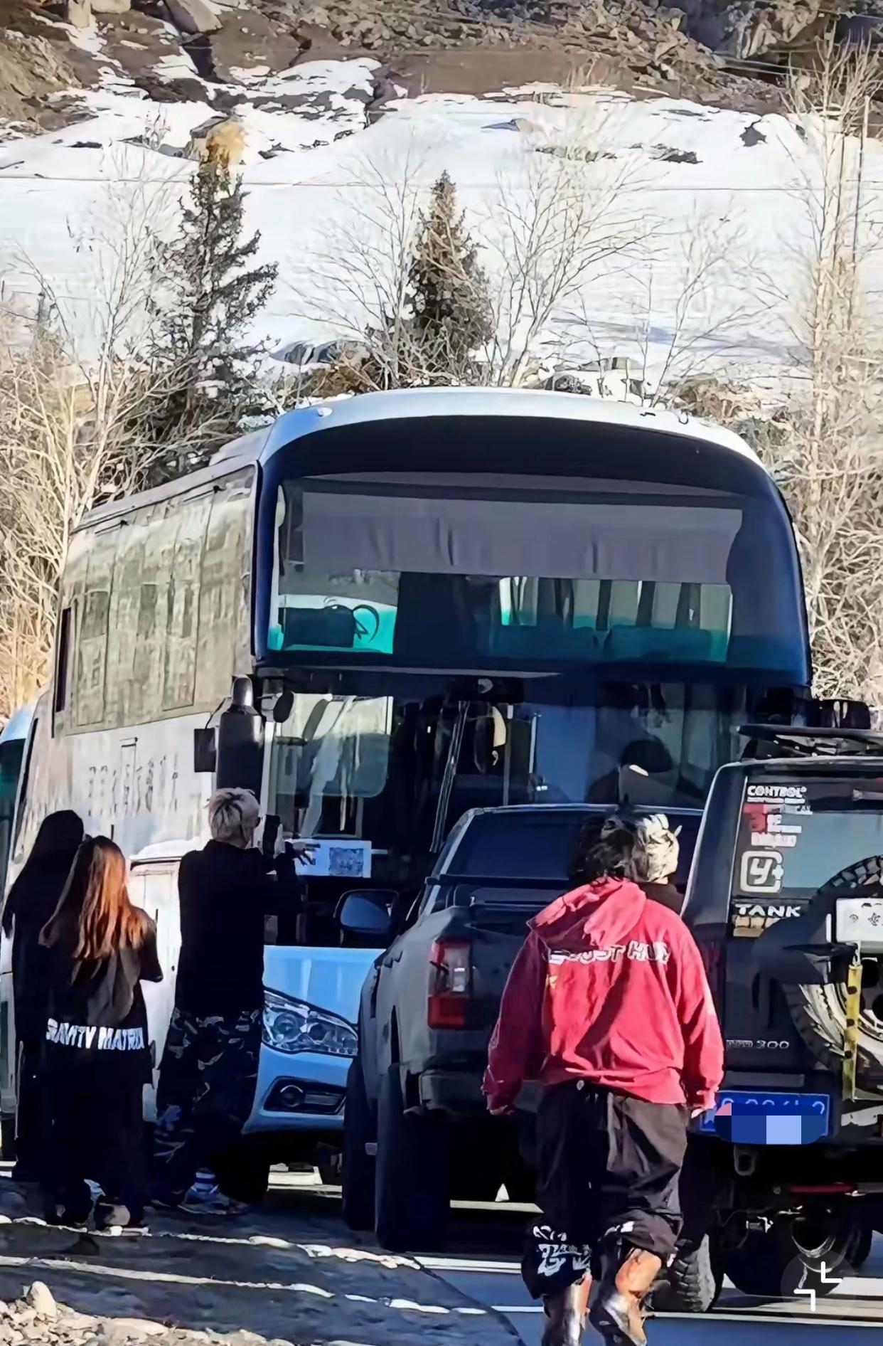 4月1日，新疆阿勒泰，在一段道路拥堵的道路上，几辆小车逆行，结果与正向行驶的大巴
