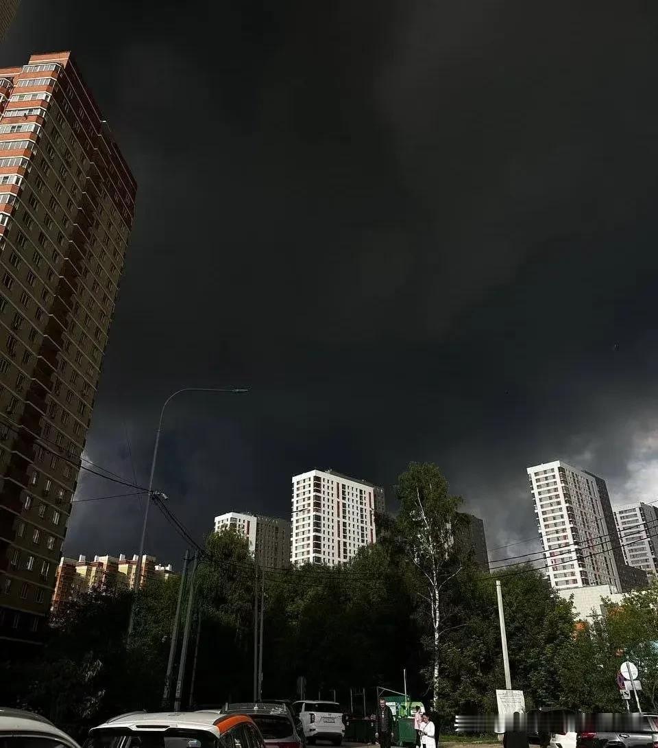 炸翻半边天！白天炸成了黑夜，莫斯科遭建城以来重创，毒气黑烟笼罩全城乌军无