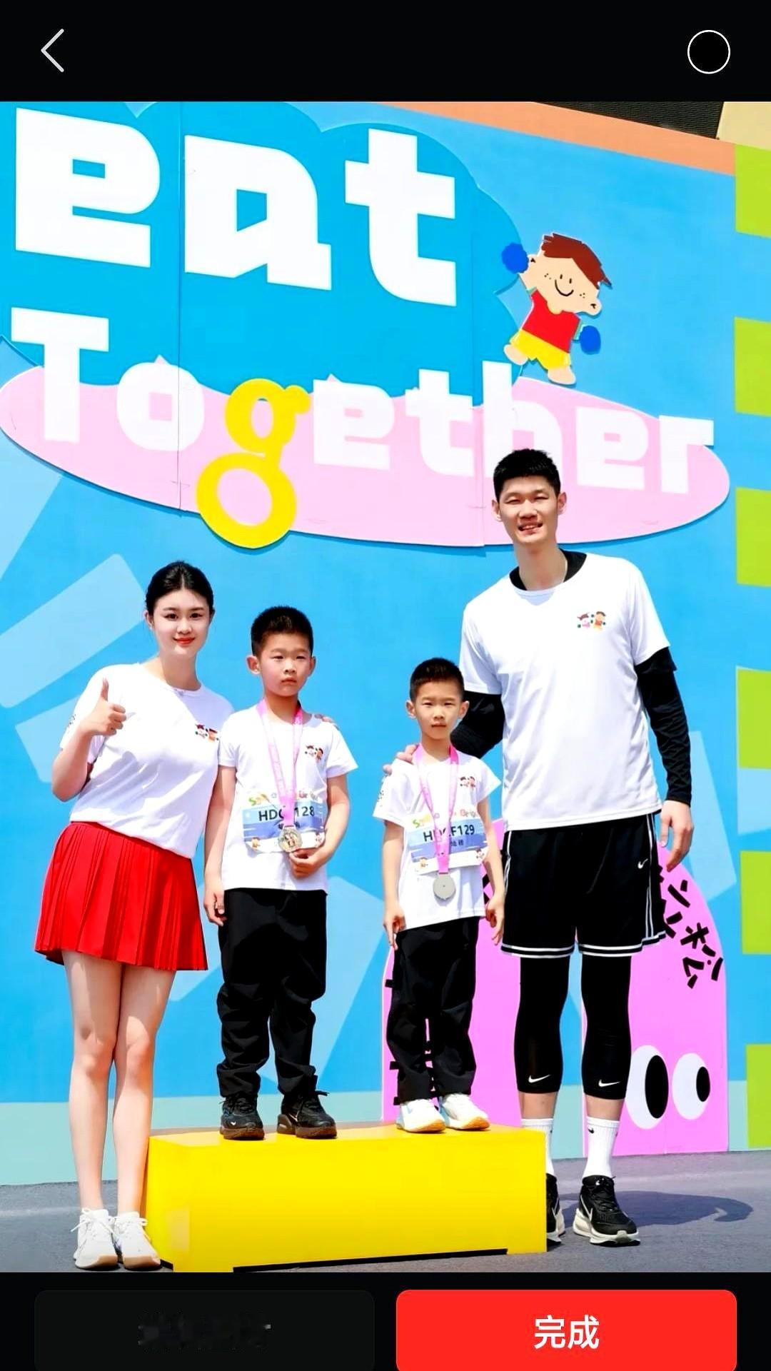 CBA里拿顶薪的球员不少，但能把日子过成胡金秋这样的，真没几个。2...