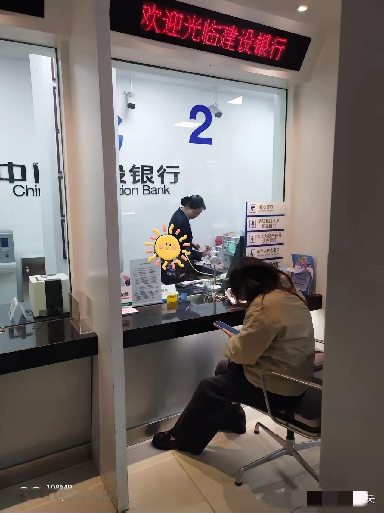 公公走了好几年，前天婆婆打扫老家，竟翻出了他当年藏的私房钱，瞬间红了眼。那