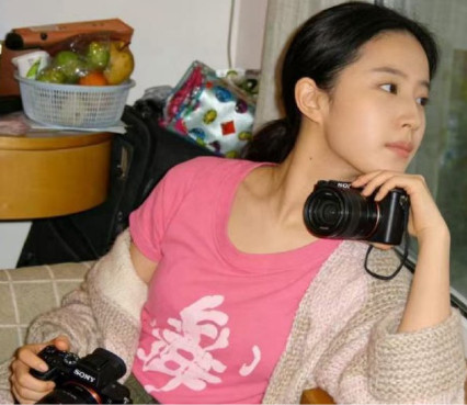 这是假的吗？刘亦菲02年的照片中手持价值1.6万的索尼，背景的水果至今未拥有