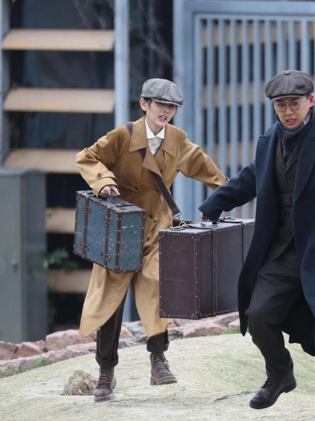 郭麒麟等到了女主宋祖儿，拎着箱子“逃荒”的一幕被曝光。《入局》是一部以近代革命为