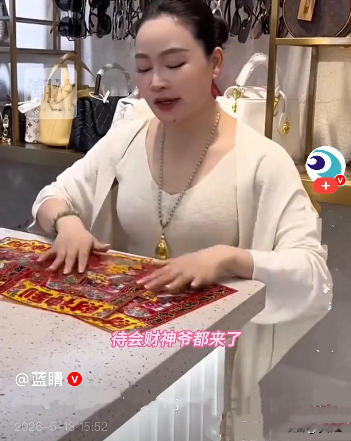 近日，河南一位老大爷走进街边店铺，售卖手里的财神爷福贴，本本分分靠小手工换点生活