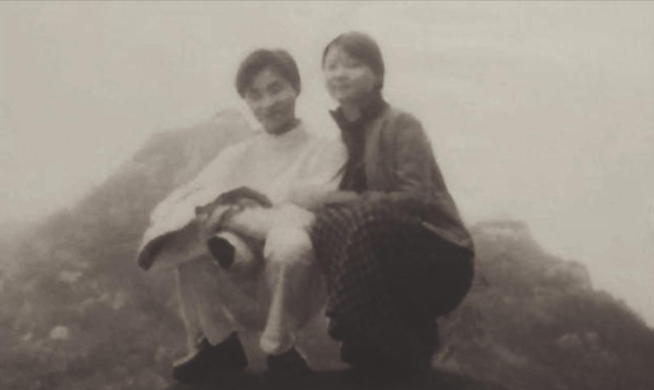 2012年春节，妹妹万花平因为车祸离世，他的哥哥赶去坟前祭奠。刚坐到坟前，或许是