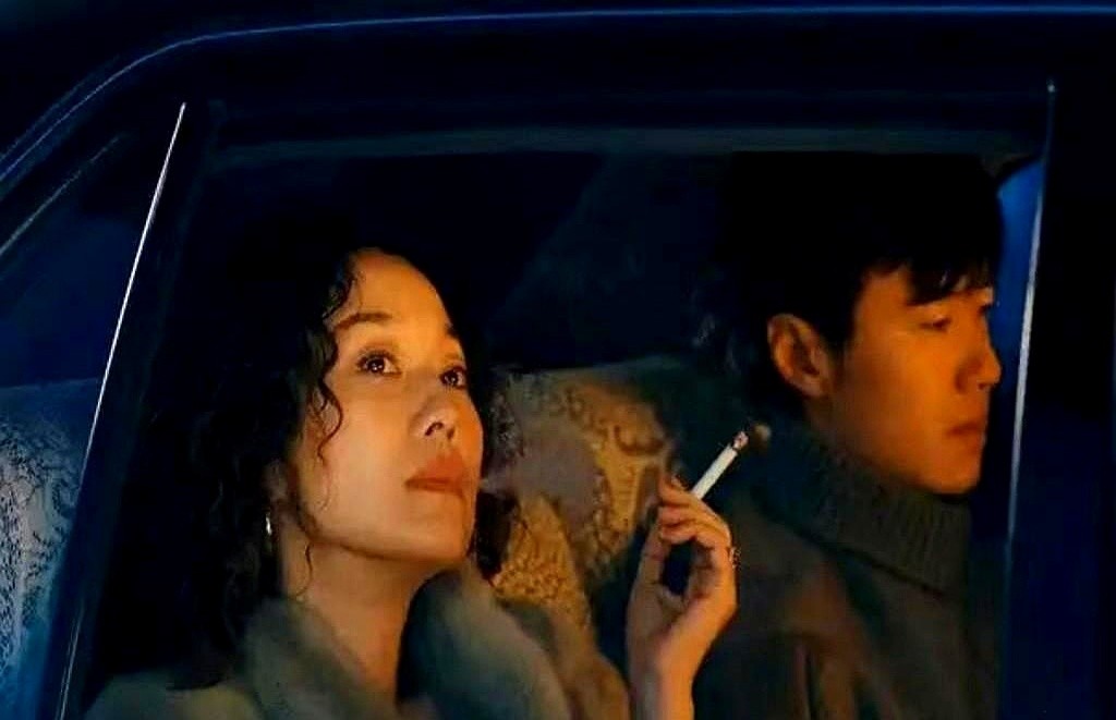 马伊琍这次真把观众的魂儿给拽住了，跟刘阳那几场戏，绝了。案情一出，陈红的眼神像刀子一样飞过去，刘阳硬