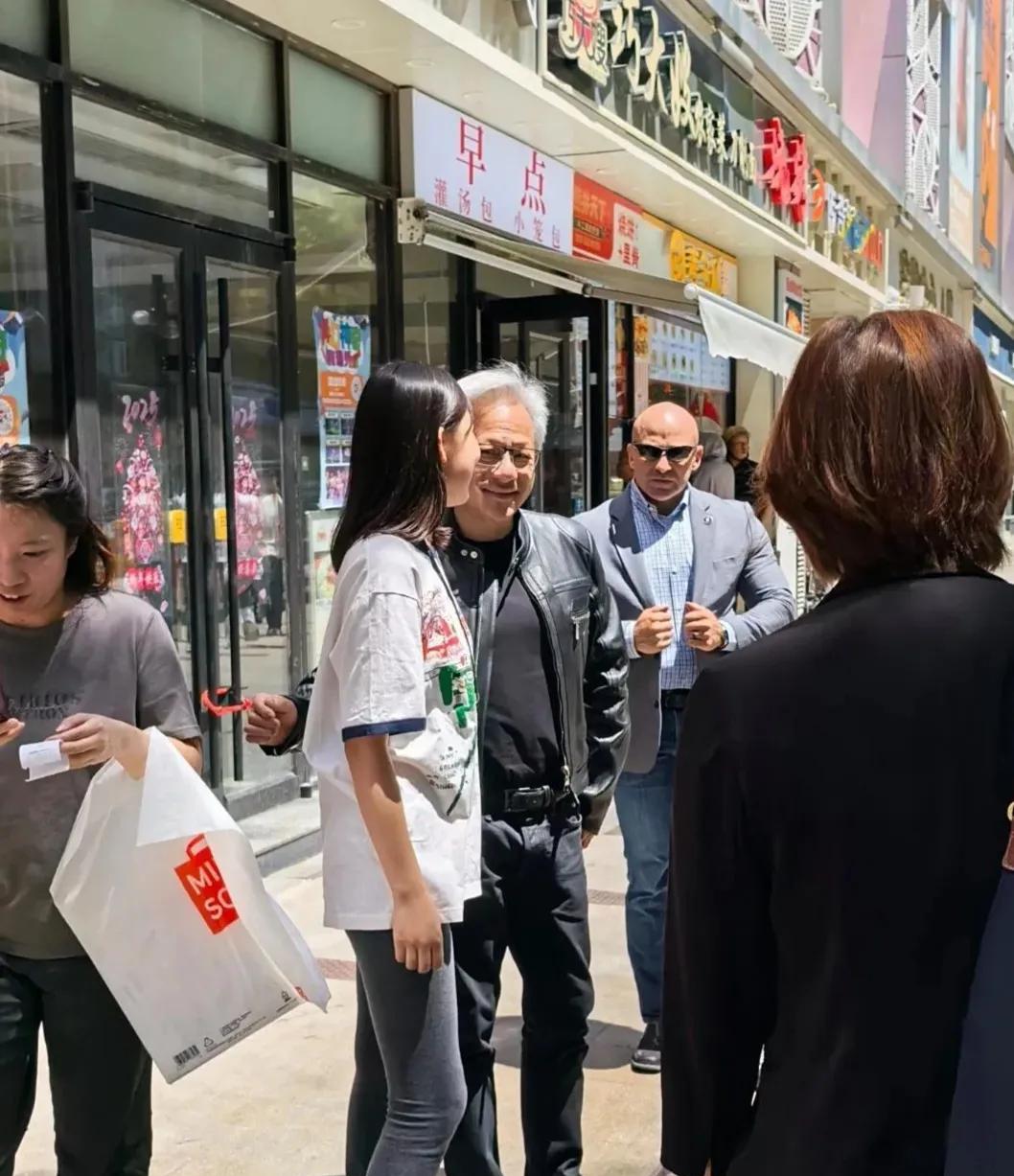 英伟达总裁黄仁勋不愧是“黄老邪”，大热天的他还穿着皮衣外套。黄仁勋解释说他有一