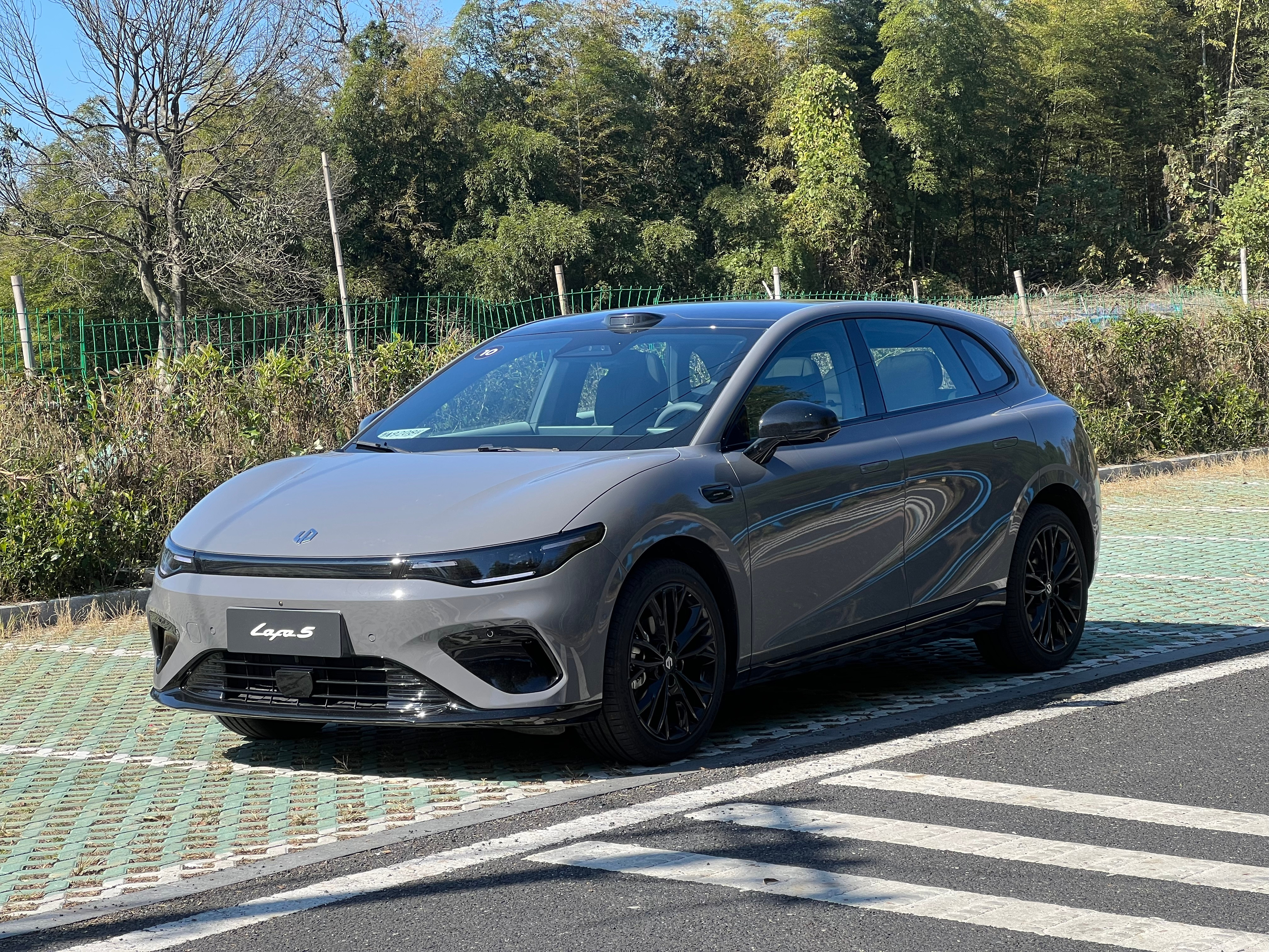 零跑Lafa5试驾感受：1.这车不只是看起来很运动，实际底盘调校和B10S