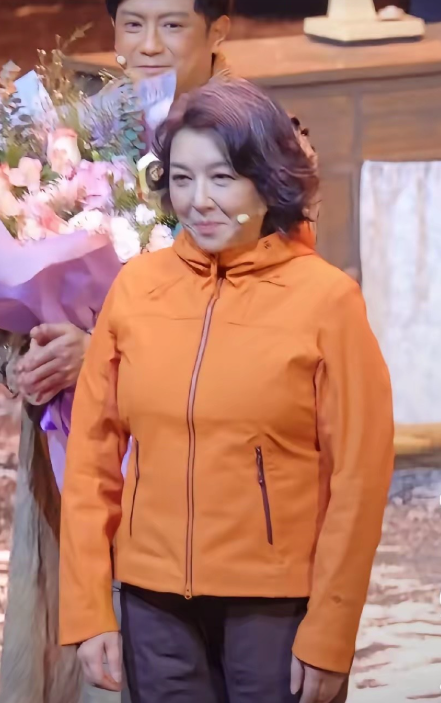 当年的女神，现在也是大妈的没有，虎背熊腰的，头发都是花白的，看来明星保养的再好也