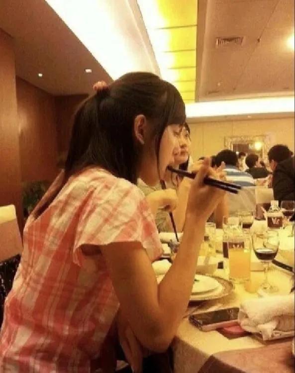 章泽天吃饭的画面，让人想起一句话：秀色可餐。