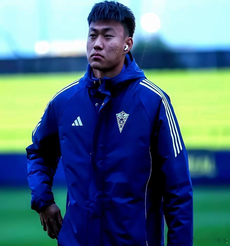 真搞不懂，9场比赛替补登场，总共踢了不到150分钟，就进了2个球，效率这么高，连