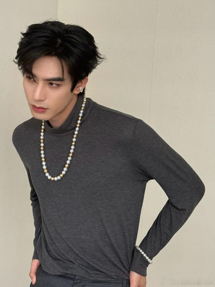 宋威龙新加坡灰色系造型宋威龙珍珠造型宋威龙新加坡灰色系造型，宋威龙珍珠造型，是