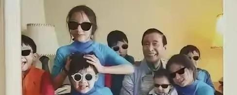 豪门姐弟互动大揭秘！徐子淇俩千金妥妥护短狂魔，家族合影暴露玄机。近日四叔李兆基抱