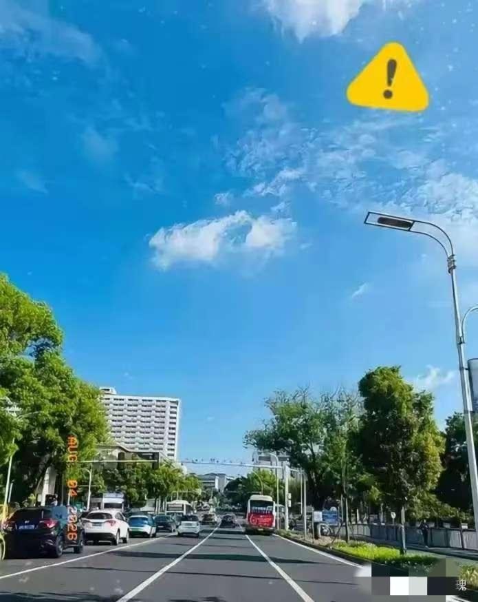 今天就是8月4号了我奉劝各位一句，从中午到下午四点之前，能不出门，就别出门。千