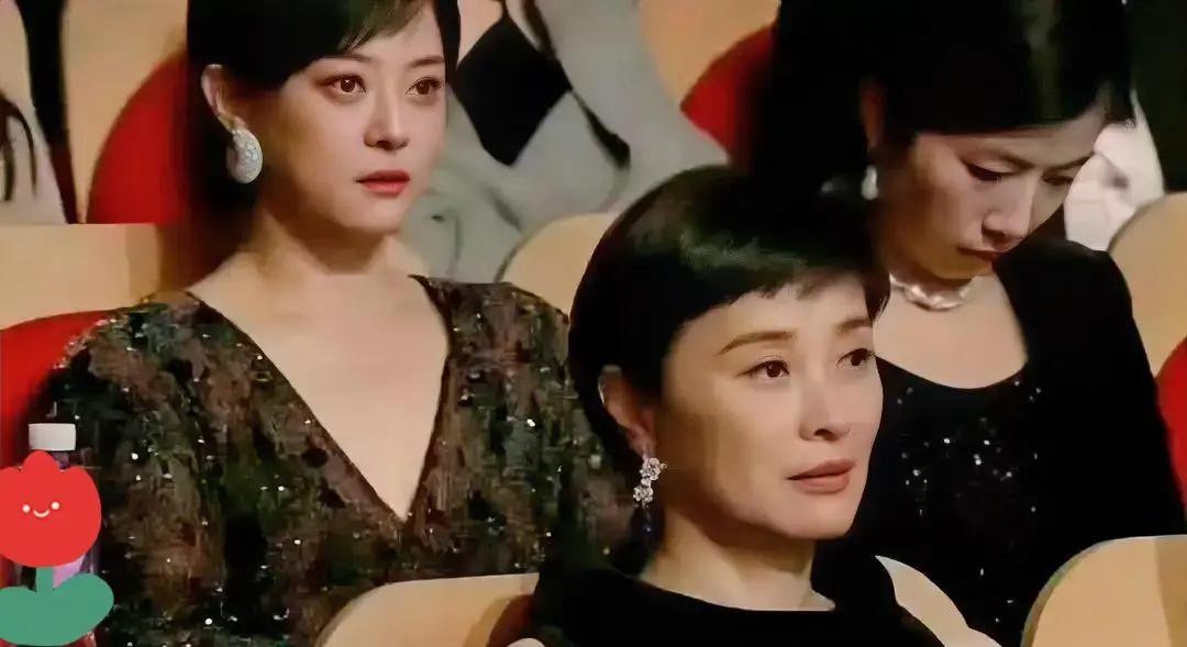 杨紫把白玉兰视后奖杯拿回家这一年，距离她2017年凭《欢乐颂》提名最佳女配角，已