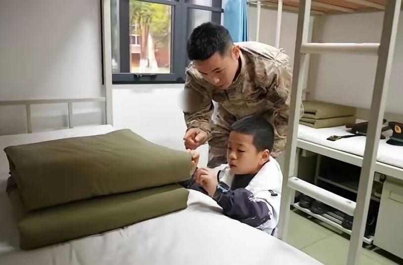 近日，四川宜宾。网友曹先生在公园散步，遇到了9岁的小朋友贾同学，两人聊了起来。曹