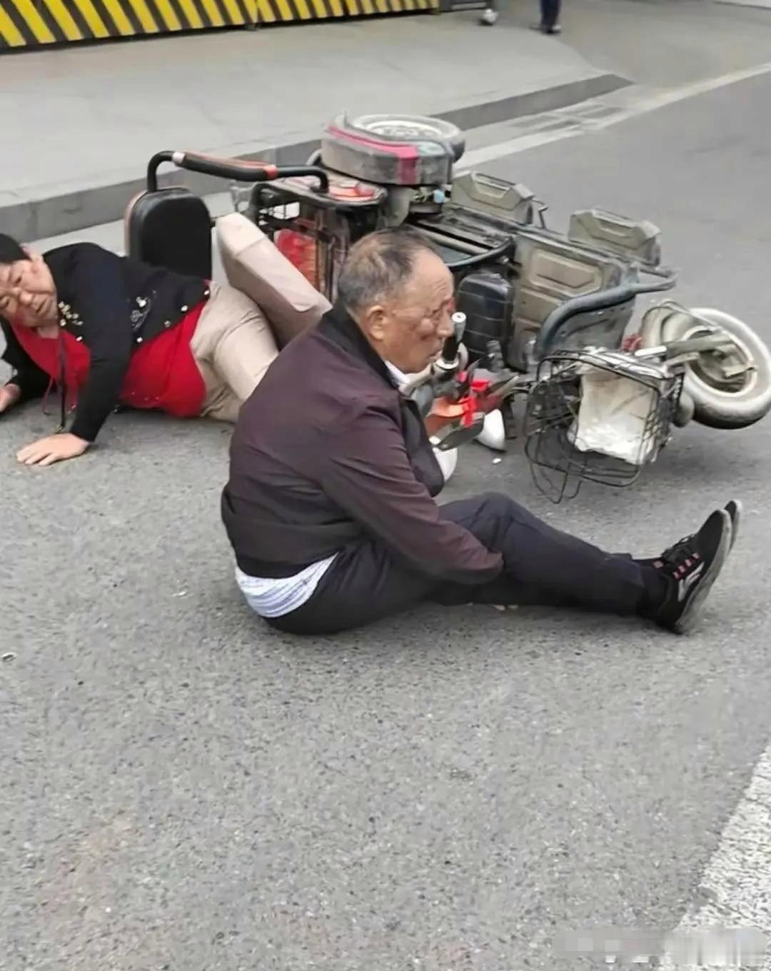 大爷大娘在这坐了一上午，结果一个过来扶的人都没有怎么回事啊？​​​
