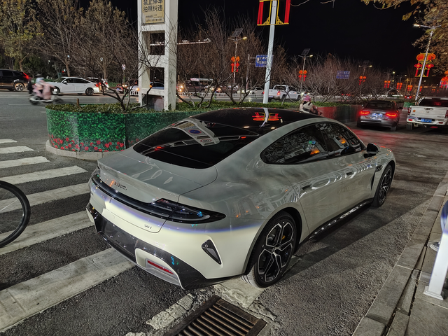 小米su7超美尾灯白色小米su7在后车灯映照下，整体绝美。尾灯美，其实车身更美