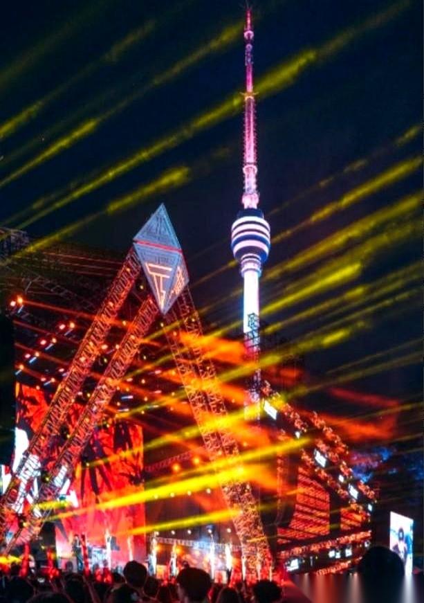 那帮外媒，又乌泱泱地杀回武汉了。美国、德国、英国的记者，长枪短炮，又一次挤满了