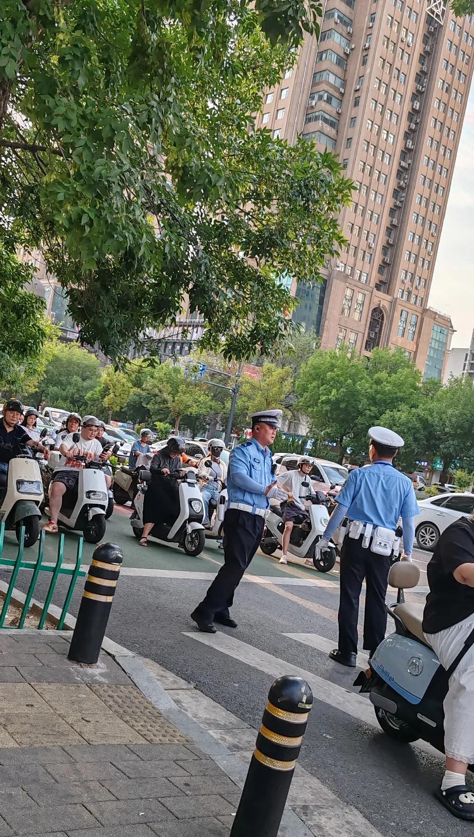 今天下班乘坐公交回家，车快要停靠到站牌时，忽然看到前面好多骑电动车的人突然下车，