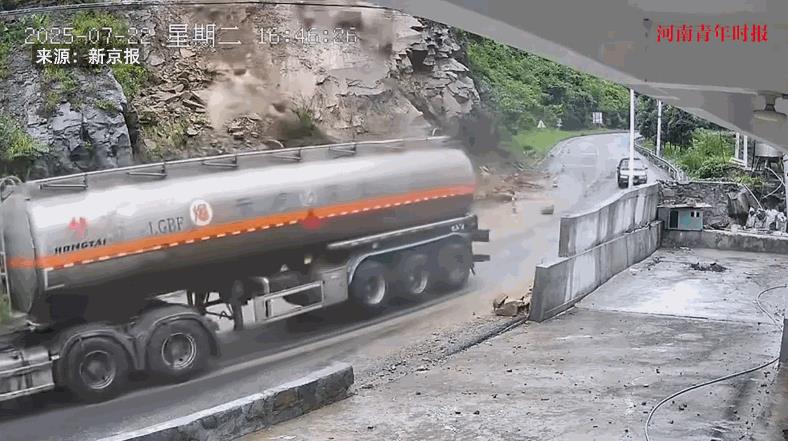 “这就是命啊！”7月22日，云南彝良，一辆罐车在行驶到一处山体滑坡路段时，出于谨