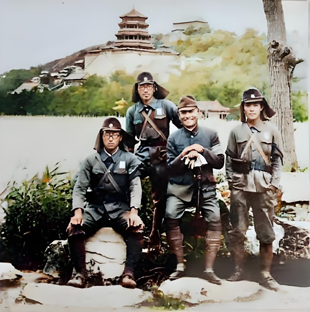 北平沦陷后，一名日军军官与三名士兵在颐和园合影留念。这三名日本士兵戴着军帽，帽子