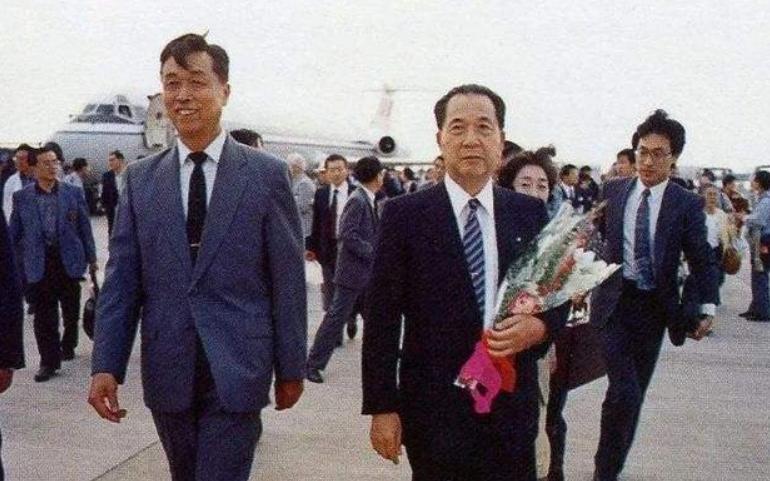 1993年11月24日拂晓，沈阳市长武迪生和助手张力女士，临时决定乘坐直升机，前