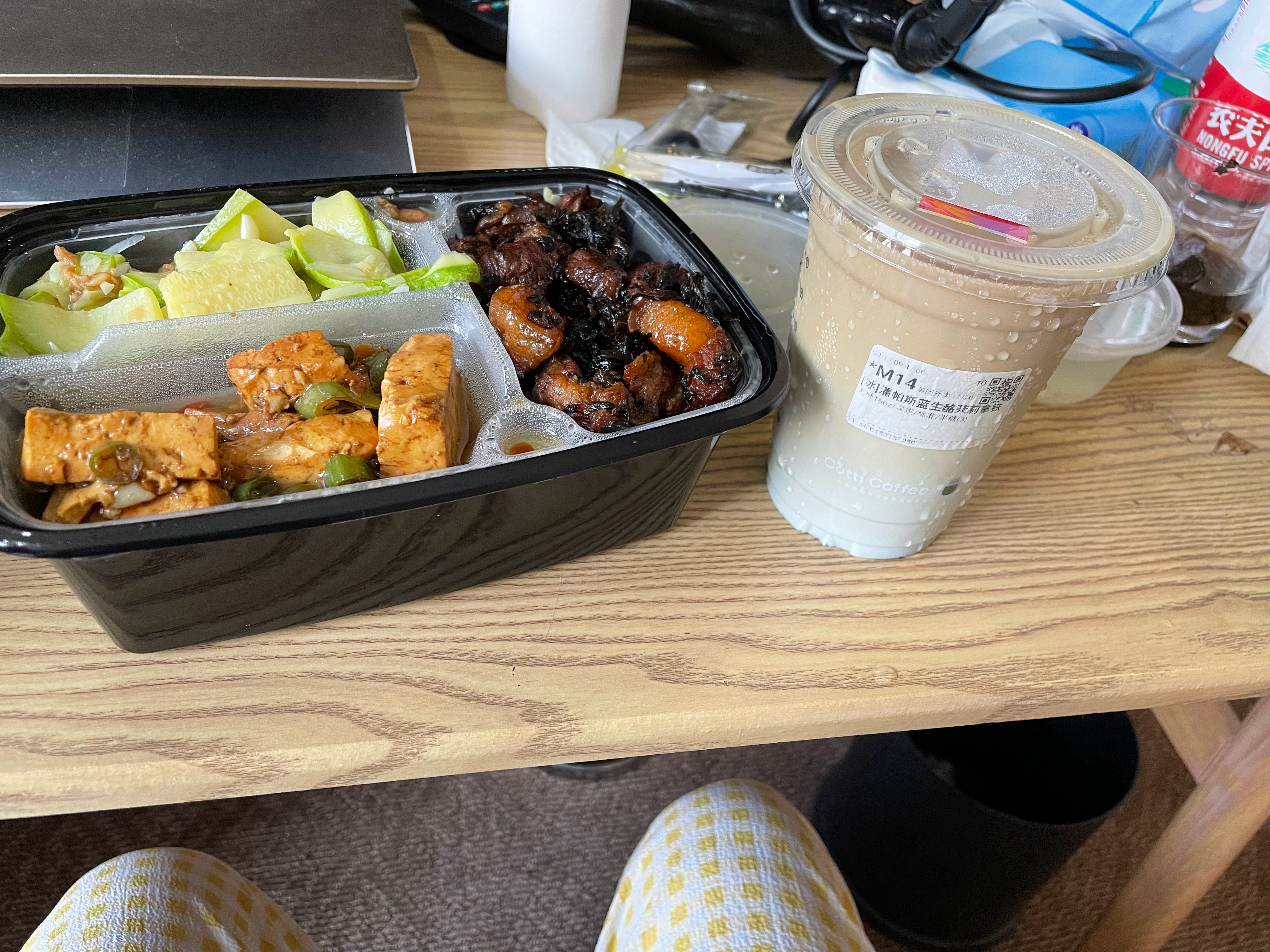 今天横店剧组的午饭🥣这会儿才吃上这个梅干菜红烧肉咸得我要得高血压了​​​