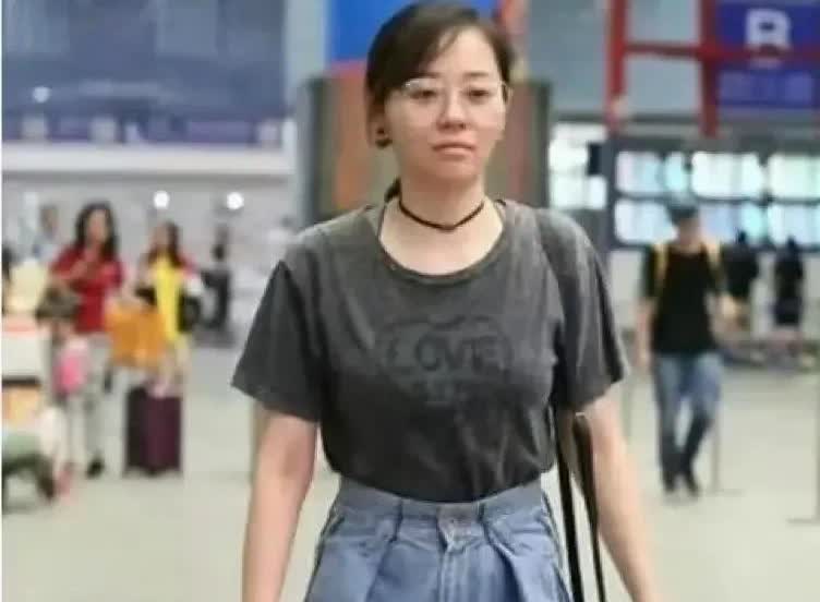 张靓颖素颜曝光，头发稀疏，肤色暗沉，网友：与网上所见判若两人