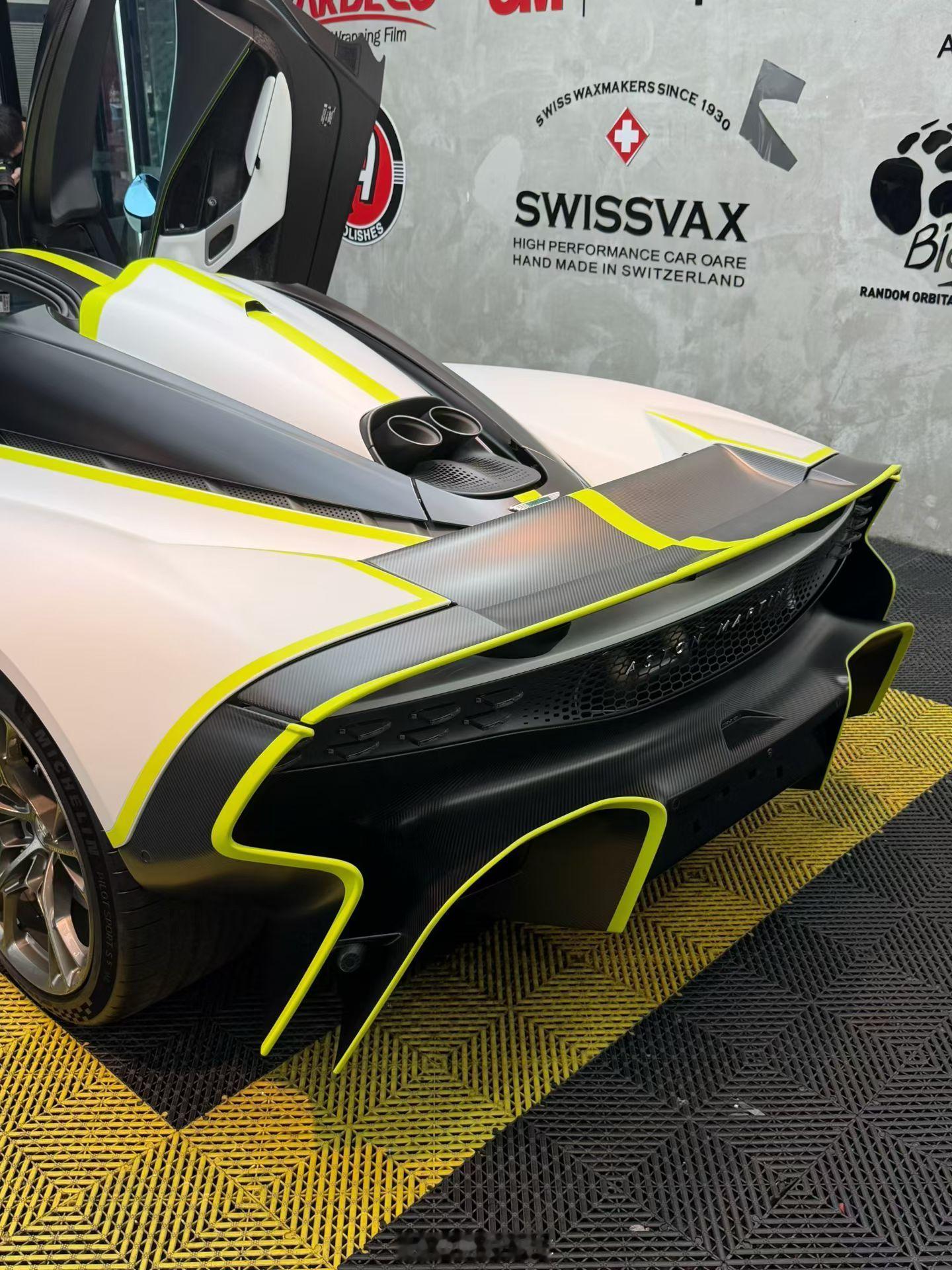 朋友店里贴了一个稀罕物…阿斯顿·马丁AstonMartinValhalla