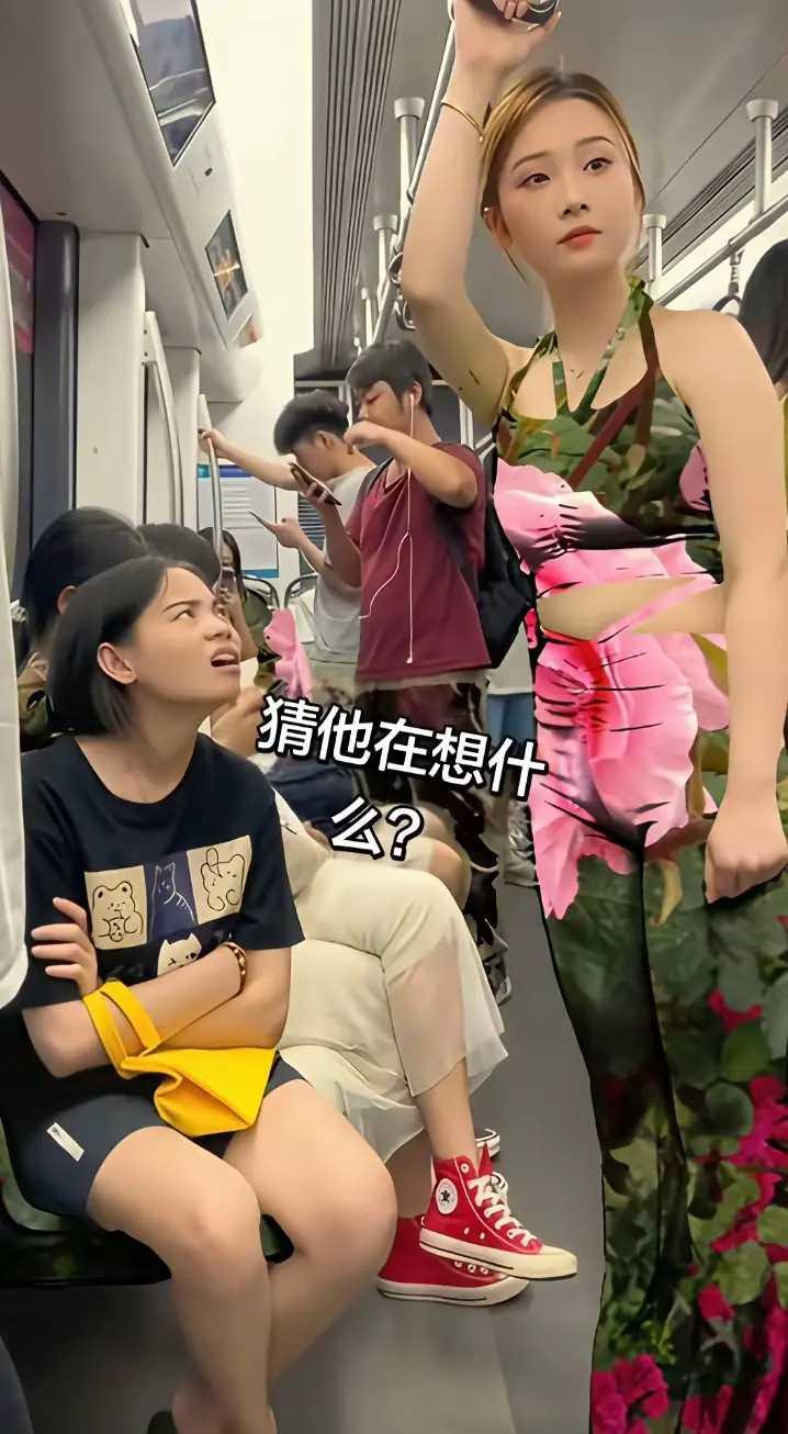 公交车上的暗战。坐着的女孩一脸的不忿：你拽什么拽！别以为你漂亮就可以招摇了。