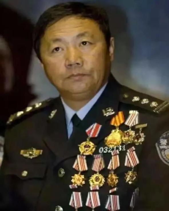 2003年，齐齐哈尔某酒店，突然发现11枚定时炸弹，排爆专家于尚清赶来，成功拆除