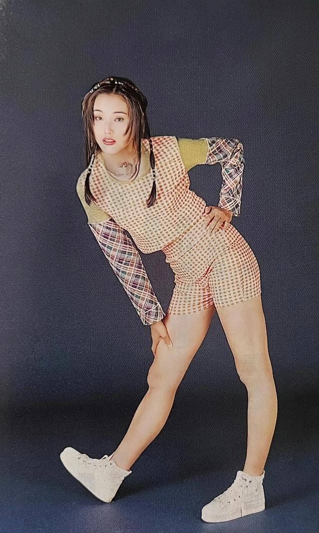 当年张延还年轻，正是花开灿烂时，也是个美丽的人儿。