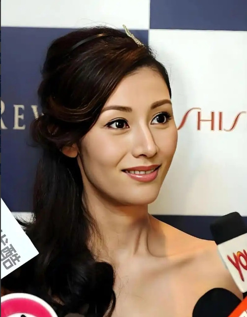 1992年，刘銮雄向宝咏琴提出了离婚，宝咏琴提了三个条件：“第一，给我买一部私人