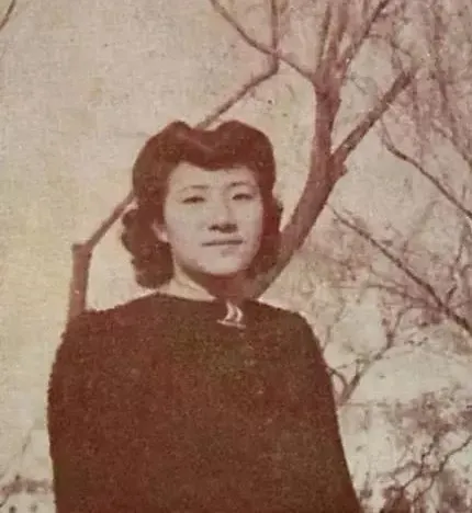 1934年，新婚第1天，作家苏青就撞见丈夫与表嫂在一起调情。她隐忍不发，接连生下