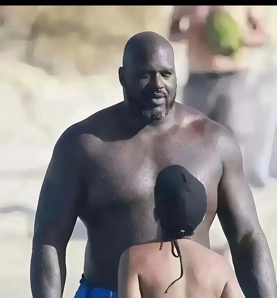 她笑着签离婚协议时，悄悄捏了捏证据袋——那里装着他8次出轨的酒店收据。香妮没哭