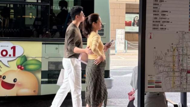 杨采钰日本被偶遇,孕肚明显看着有五六个月,男友陪伴在旁很甜蜜