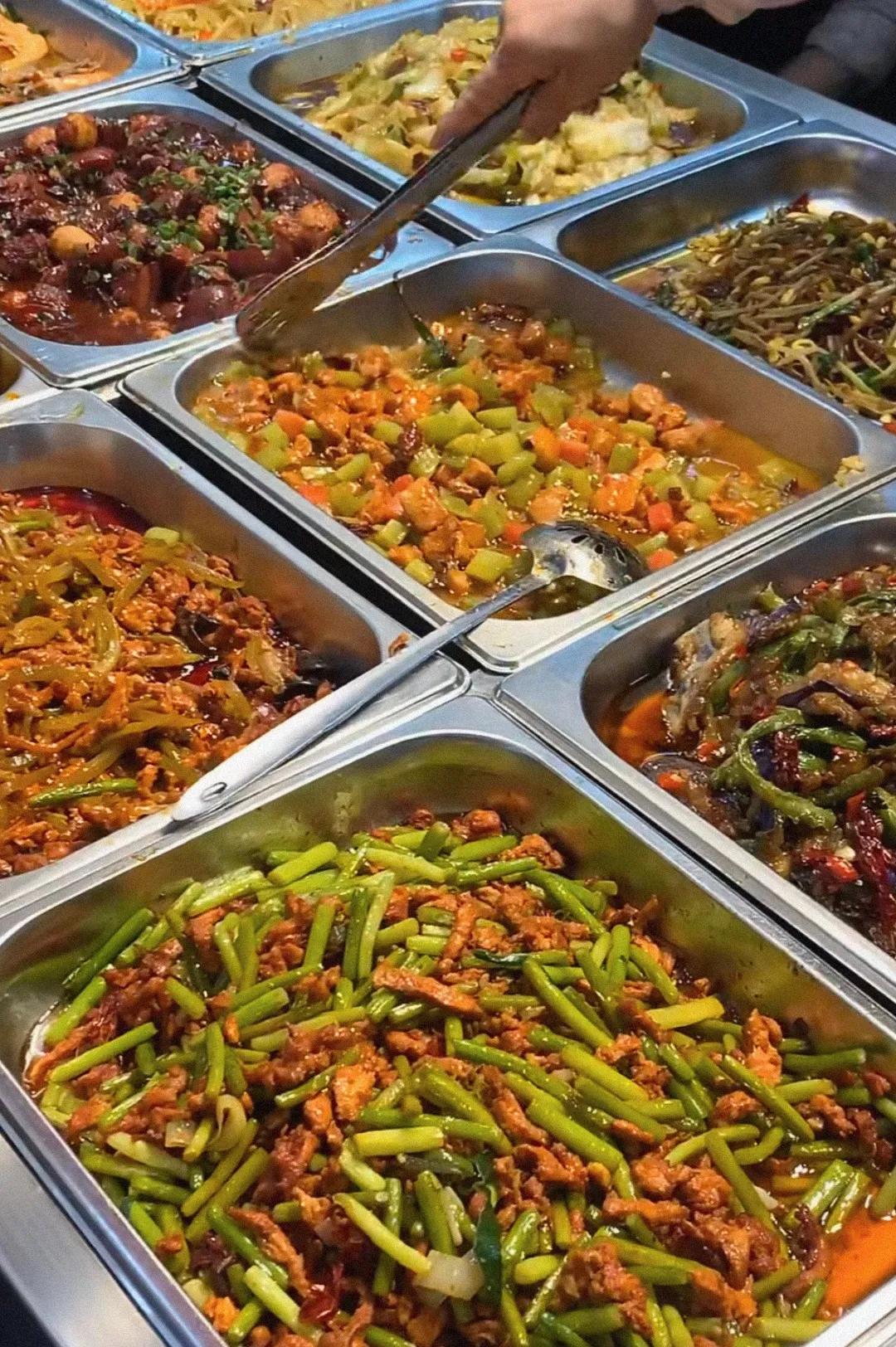 人们总说东北盒饭好吃，实际上我喜欢吃南方盒饭。首先是因为南方的盒饭讲究荤素搭配合