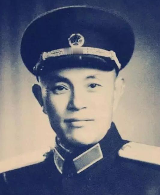 一位开国上校开会时中途离席却在门口徘徊，毛主席关心询问：你叫什么名字？1936