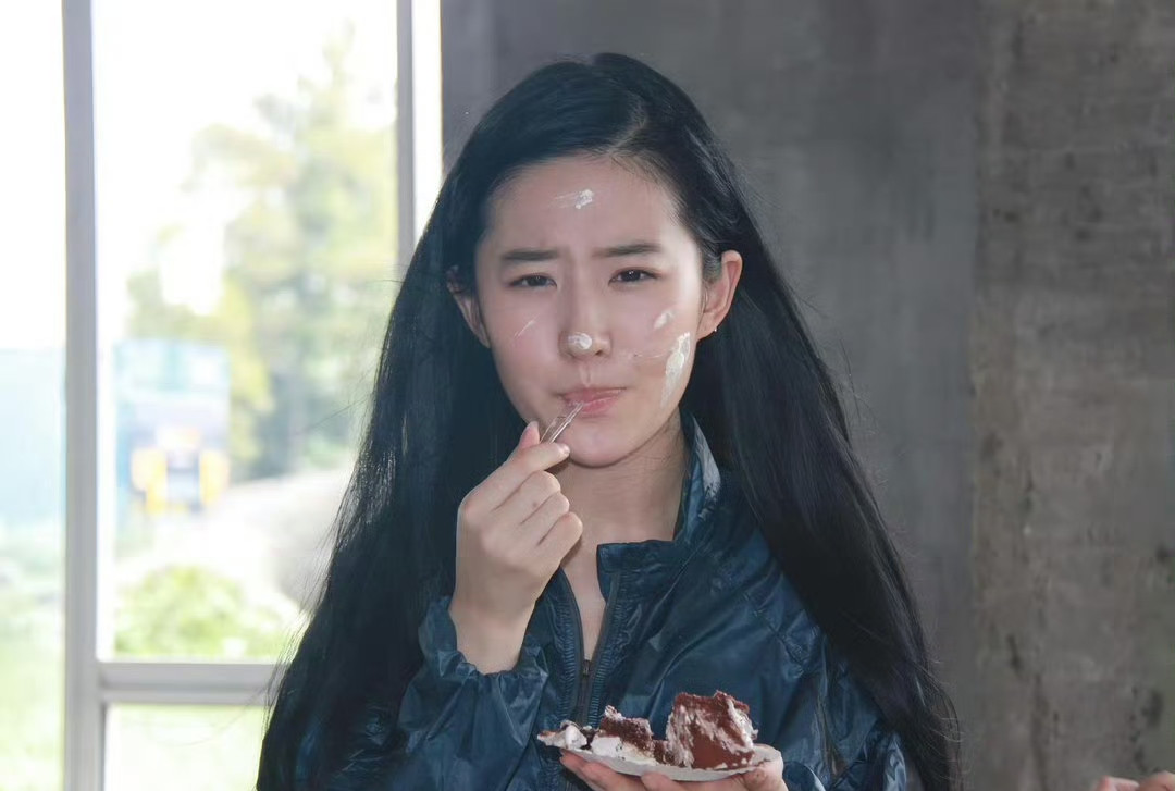 片场生日旧照曝光，这才是刘亦菲最动人的模样翻看一组早年片场生日花絮，瞬间被这份不加修饰的鲜活戳中。没