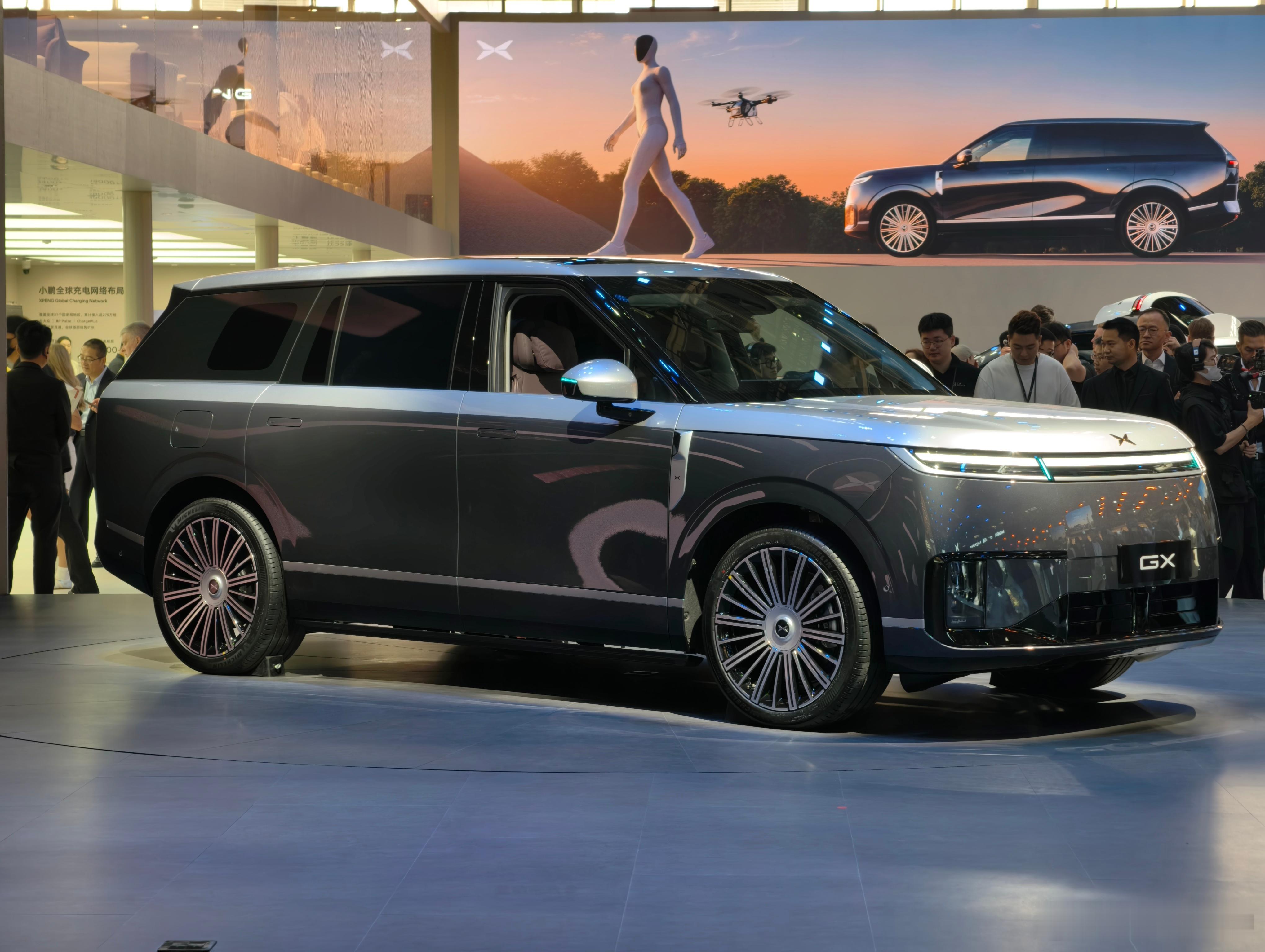 何小鹏和双拼色小鹏GX2026北京车展小鹏GX首发昆仑云境高定双拼色北京·
