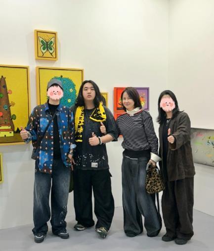 17岁费曼长这么高了吴镇宇的儿子吴费曼和妈妈看展，和一同观展的路人合影了。从照